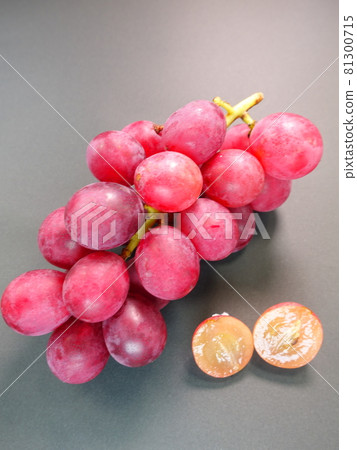 Grapes grapes 81300715