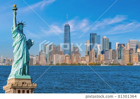 The Statue of Liberty with Manhattan city skyline 81301364
