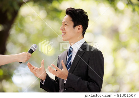 Businessman middle interview 81301507