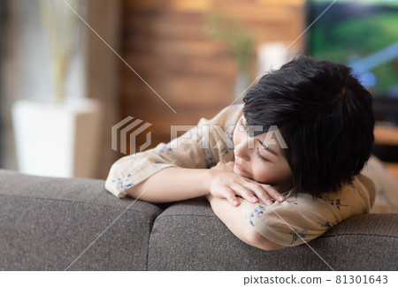 在客廳放鬆的漂亮女人 81301643
