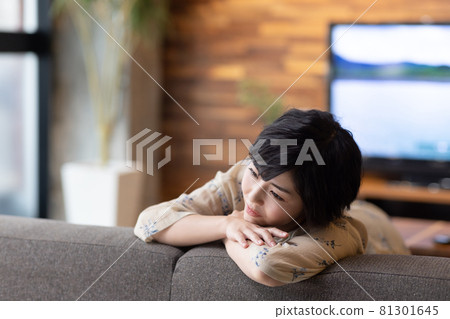 Pretty woman relaxing in the living room 81301645