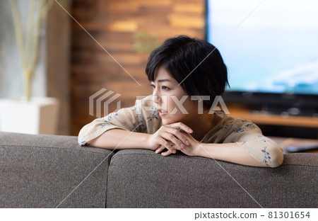 在客廳放鬆的漂亮女人 在客廳放鬆的漂亮女人 81301654