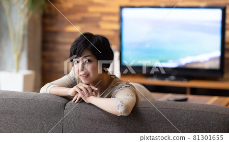 在客廳放鬆的漂亮女人 81301655