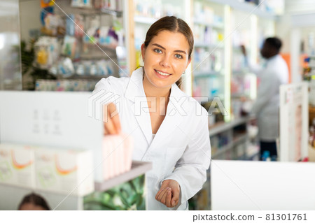 Pharmacists working in drugstore 81301761