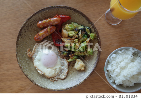 Fried egg and sausage plate 81301834