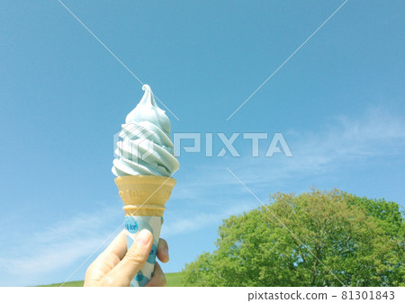 Blue sky and nemophila soft serve 81301843
