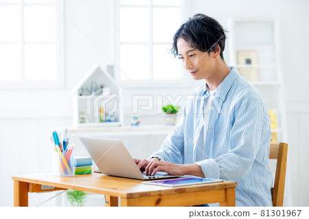 Man doing telework 81301967