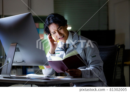 Construction shop overtime businessman Construction shop overtime businessman 81302005