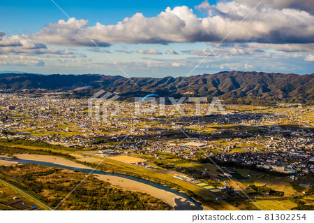 平原和泉山市附近的和泉山從滑翔傘的鳥瞰圖。和歌山縣和歌山市12月秋天 81302254