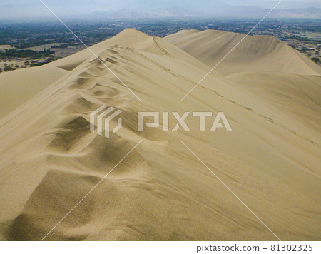 Footprints of walking on the back peaks in the desert of Huacachina, Peru Footprints of walking on the back peaks in the desert of Huacachina, Peru 81302325