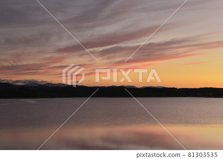[Tsuruta Town, Aomori Prefecture] Evening view of Lake Tsugaru Fujimi 81303535