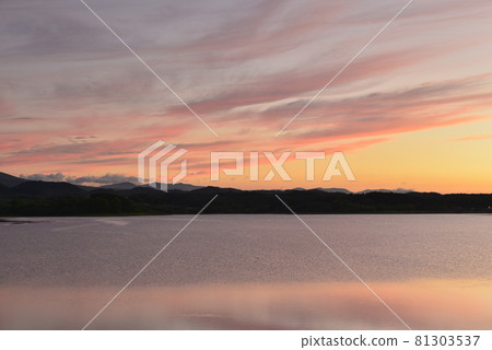 [Tsuruta Town, Aomori Prefecture] Evening view of Lake Tsugaru Fujimi 81303537