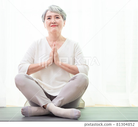 Asia's mature women's movement, healthy lifestyle concept. Asia's mature women's movement, healthy lifestyle concept. 81304852