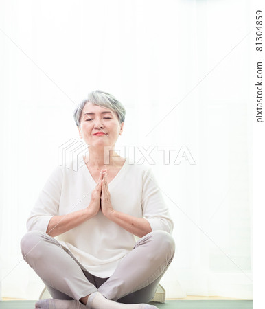 Asia's mature women's movement, healthy lifestyle concept. Asia's mature women's movement, healthy lifestyle concept. 81304859