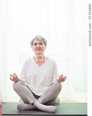 Asia's mature women's movement, healthy lifestyle concept. Asia's mature women's movement, healthy lifestyle concept. 81304860