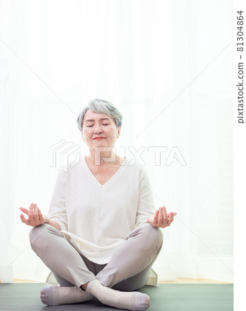 亞洲成熟女性運動，健康的生活方式概念。 81304864