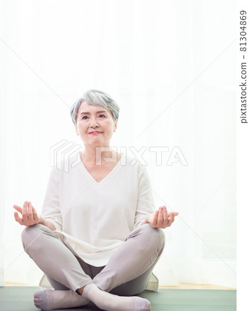 Asia's mature women's movement, healthy lifestyle concept. Asia's mature women's movement, healthy lifestyle concept. 81304869