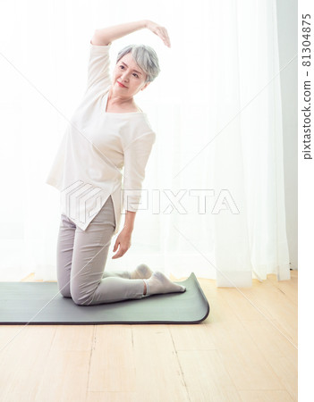 亞洲成熟女性運動,健康的生活方式概念。 亞洲成熟女性運動,健康的生活方式概念。 81304875