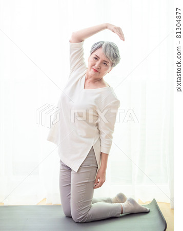 亞洲成熟女性運動，健康的生活方式概念。 81304877