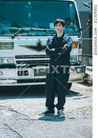 Truck driver 81304902