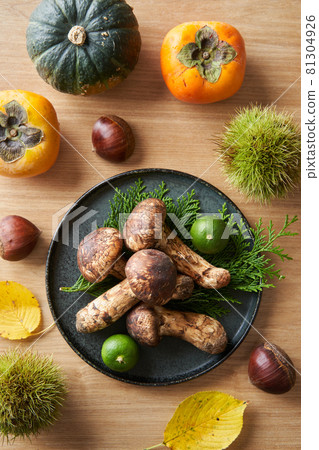 Matsutake mushrooms and autumn ingredients Matsutake mushrooms and autumn ingredients 81304926