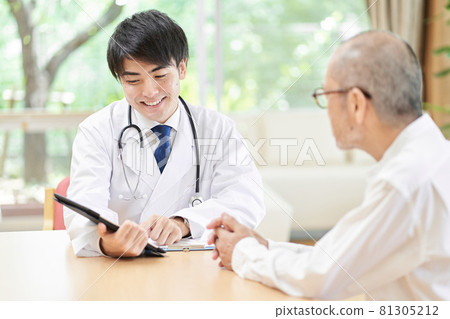 Male doctor explaining to the elderly 81305212