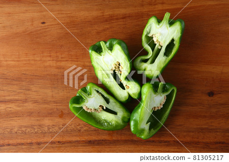 How to cut bell peppers Bird's-eye view 81305217