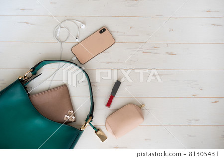 The contents of a woman's green bag 81305431