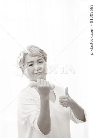 健康的生活方式。 微笑亞洲熟女平信徒粉紅鈴調教 81305665