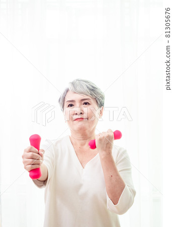 健康的生活方式。 微笑亞洲熟女平信徒粉紅鈴調教 健康的生活方式。 微笑亞洲熟女平信徒粉紅鈴調教 81305676