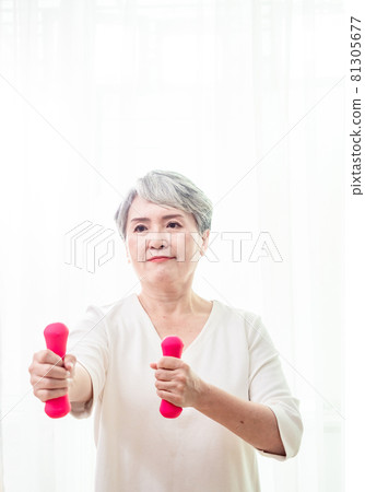 健康的生活方式。 微笑亞洲熟女平信徒粉紅鈴調教 81305677