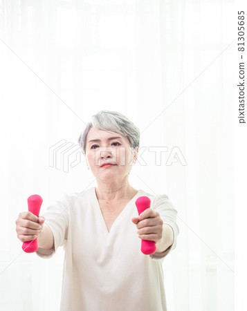 健康的生活方式。 微笑亞洲熟女平信徒粉紅鈴調教 81305685