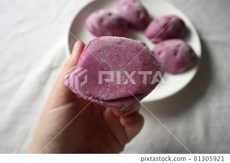 Delicious bread 81305921