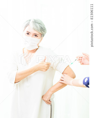 Receive medical injection new crown pneumonia epidemic seedlings in Asia mature women receive anti-infection, messenger group immunity. 81306111
