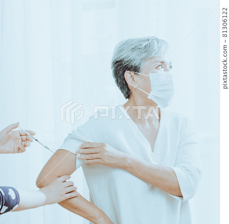 Receive medical injection new crown pneumonia epidemic seedlings in Asia mature women receive anti-infection, messenger group immunity. 81306122