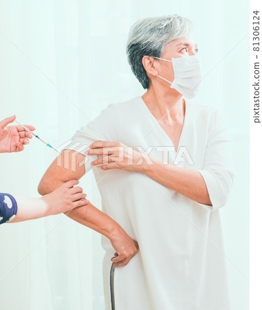 Receive medical injection new crown pneumonia epidemic seedlings in Asia mature women receive anti-infection, messenger group immunity. 81306124