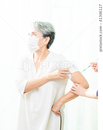 Receive medical injection new crown pneumonia epidemic seedlings in Asia mature women receive anti-infection, messenger group immunity. Receive medical injection new crown pneumonia epidemic seedlings in Asia mature women receive anti-infection, messenger group immunity. 81306127
