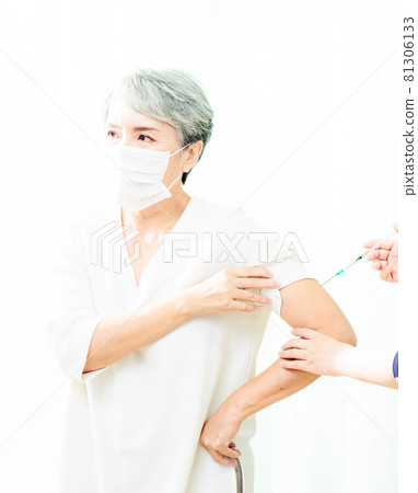 Receive medical injection new crown pneumonia epidemic seedlings in Asia mature women receive anti-infection, messenger group immunity. Receive medical injection new crown pneumonia epidemic seedlings in Asia mature women receive anti-infection, messenger group immunity. 81306133