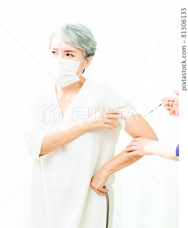 Receive medical injection new crown pneumonia epidemic seedlings in Asia mature women receive anti-infection, messenger group immunity. 81306135