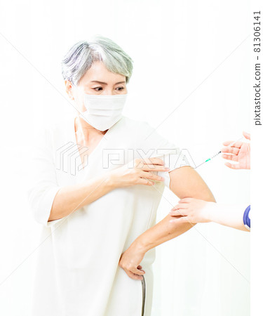 Receive medical injection new crown pneumonia epidemic seedlings in Asia mature women receive anti-infection, messenger group immunity. 81306141