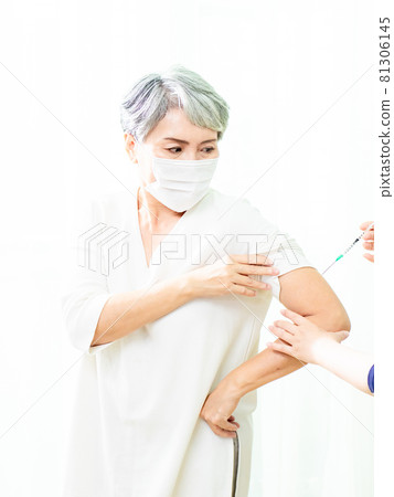 Receive medical injection new crown pneumonia epidemic seedlings in Asia mature women receive anti-infection, messenger group immunity. 81306145