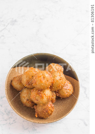 Stir-fried potatoes with miso Stir-fried potatoes with miso 81306191