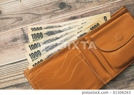 Wallet and bill 81306263