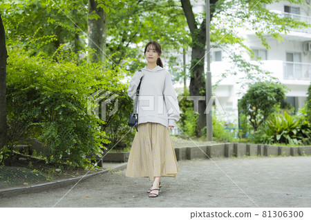 戶外女人 81306300