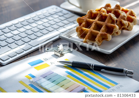 Break during work Belgian waffles and coffee 81306433