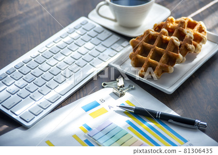 Break during work Belgian waffles and coffee 81306435
