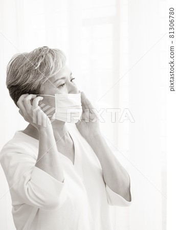 一名亞洲成熟女性在武漢肺炎爆發期間接受了手術。 強毒及疾病防護,居家隔離。 冠狀病毒病。 一名亞洲成熟女性在武漢肺炎爆發期間接受了手術。 強毒及疾病防護,居家隔離。 冠狀病毒病。 81306780