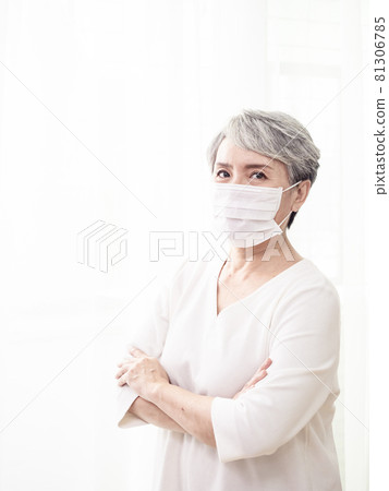 一名亞洲成熟女性在武漢肺炎爆發期間接受了手術。 強毒及疾病防護,居家隔離。 冠狀病毒病。 一名亞洲成熟女性在武漢肺炎爆發期間接受了手術。 強毒及疾病防護,居家隔離。 冠狀病毒病。 81306785