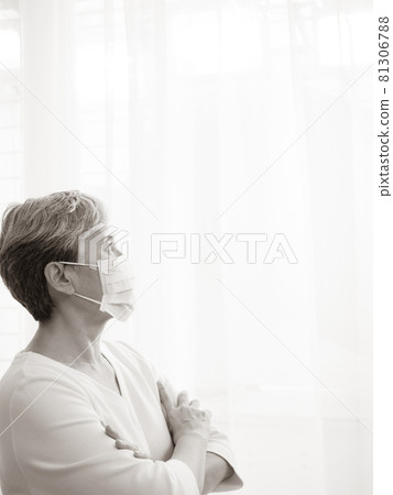 A mature woman in Asia who underwent surgery during the outbreak of pneumonia in Wuhan. Virulent and disease protection, home isolation. coronavirus disease. A mature woman in Asia who underwent surgery during the outbreak of pneumonia in Wuhan. Virulent and disease protection, home isolation. coronavirus disease. 81306788
