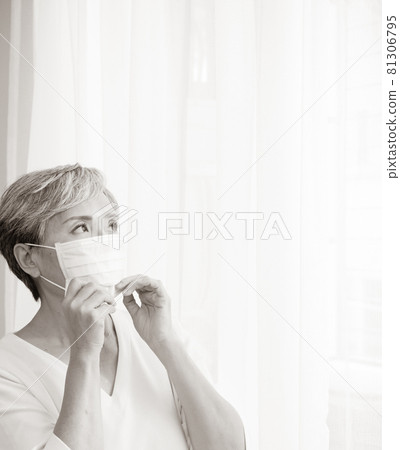 一名亞洲成熟女性在武漢肺炎爆發期間接受了手術。 強毒及疾病防護,居家隔離。 冠狀病毒病。 一名亞洲成熟女性在武漢肺炎爆發期間接受了手術。 強毒及疾病防護,居家隔離。 冠狀病毒病。 81306795